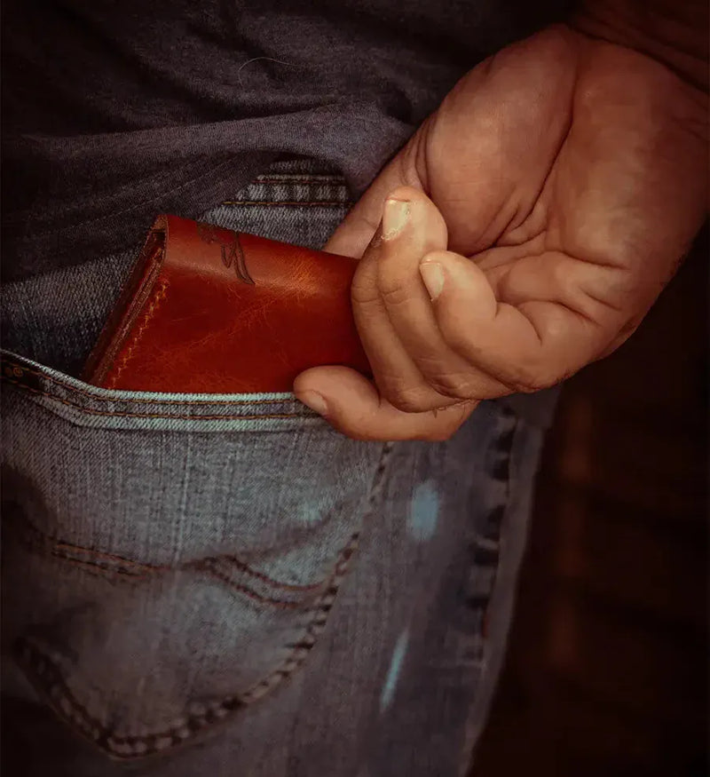 Should you Choose a Minimalist or Traditional Leather Wallet? — Bull Sheath Leather